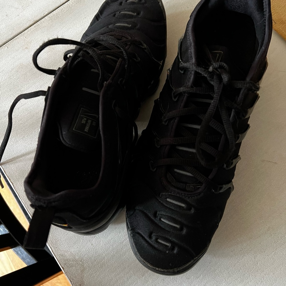 Nike vapor maxs black size 9